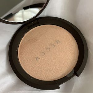 NWT✨ Becca Shimmering Skin Perfectos Pressed Highlighter (Moonstone)
